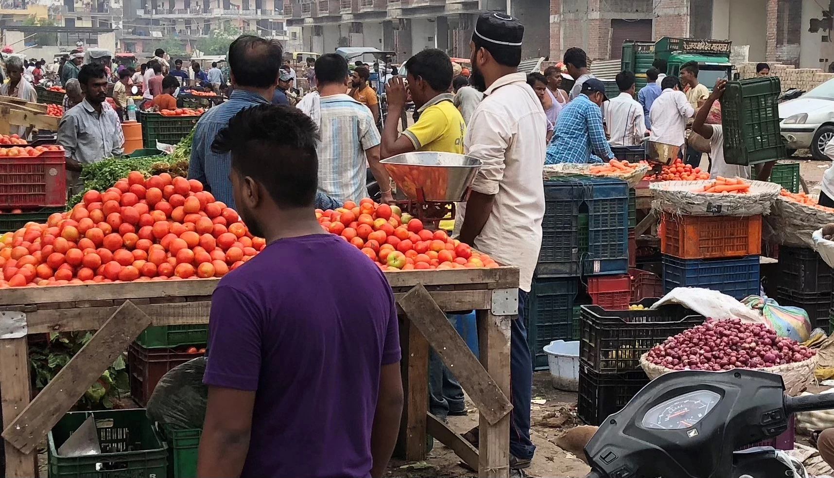दिल्ली के एक व्यस्त सब्ज़ी बाज़ार का दृश्य